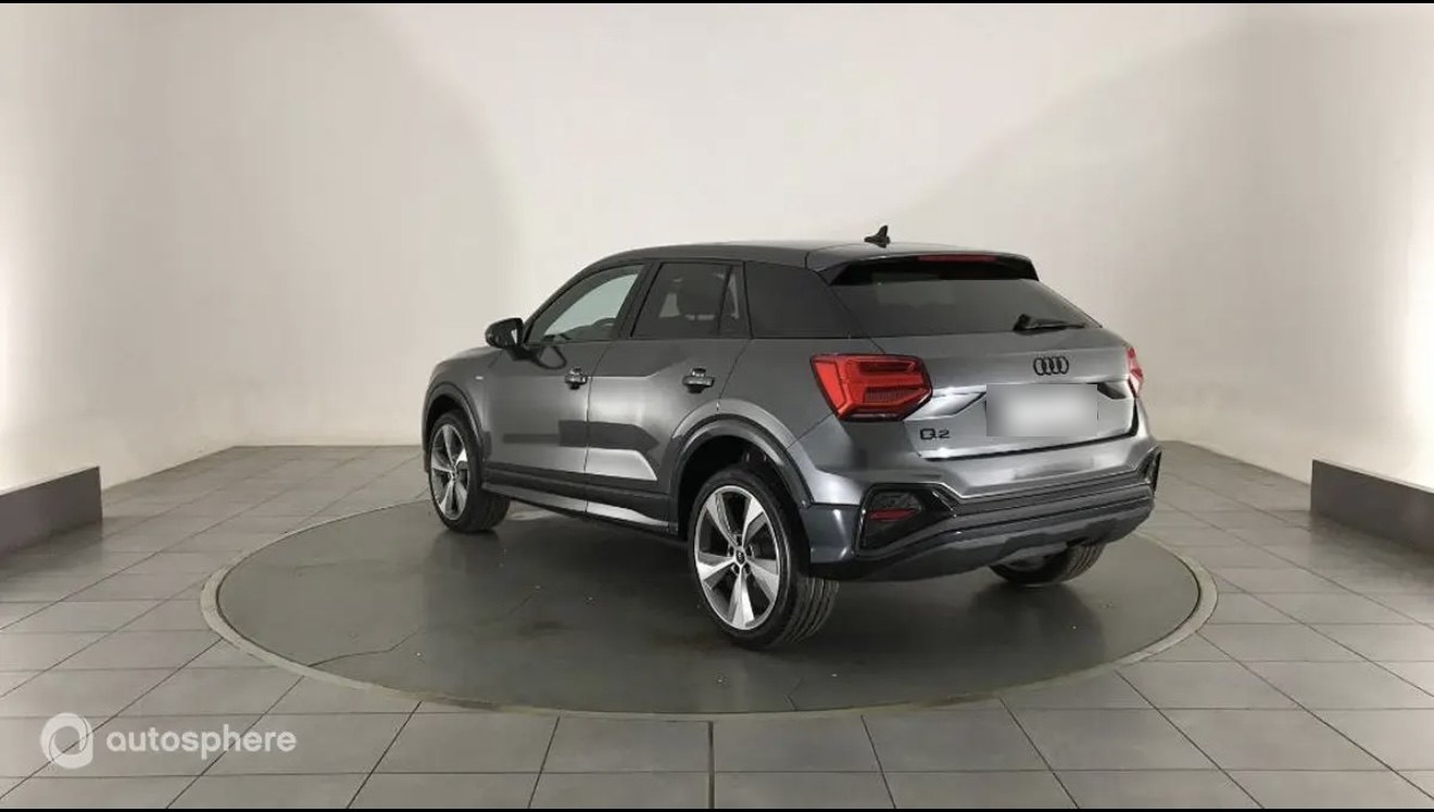 Audi Q2 grise, vue de trois quarts arrière