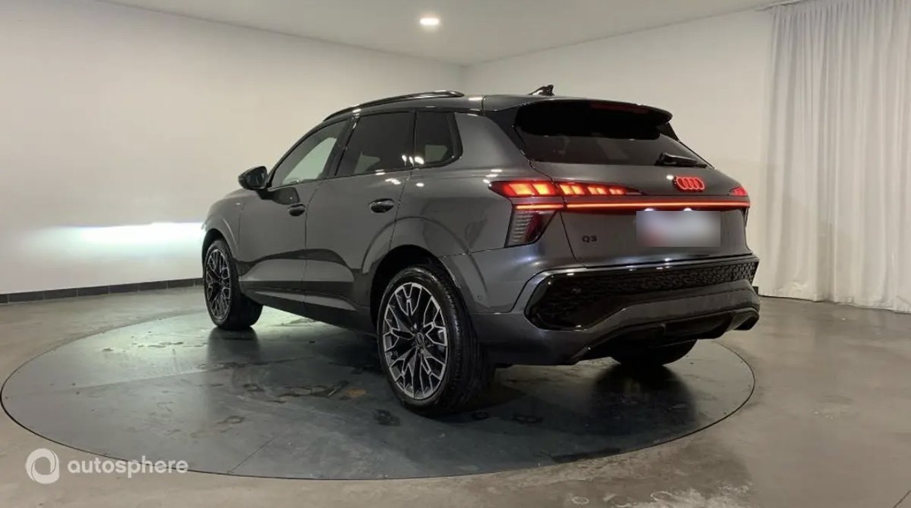 Audi Q3 grise, vue de trois quarts arrière