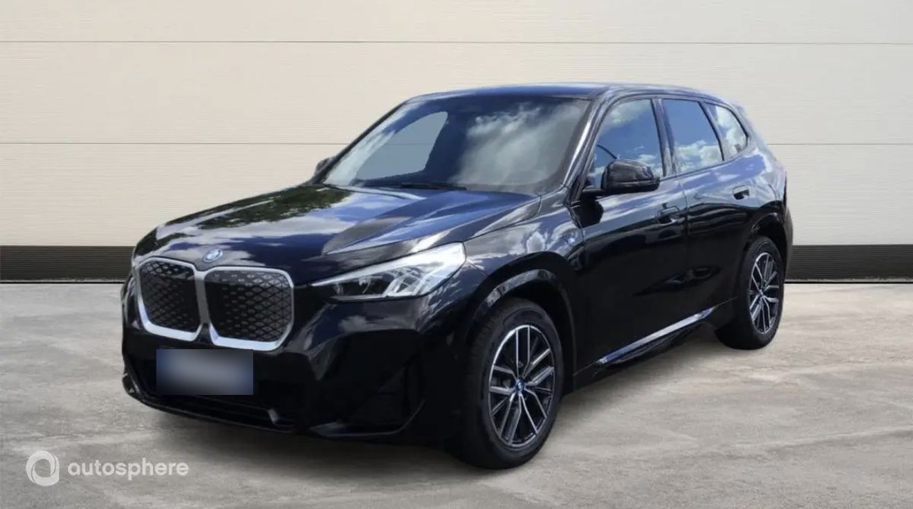 BMW X1 noir, vue de trois quarts avant