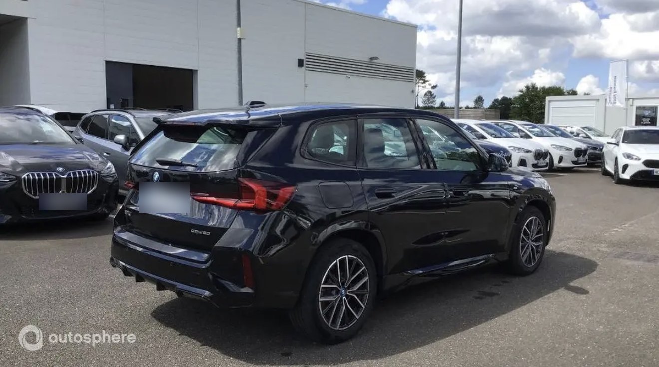 BMW X1 noir, vue de trois quarts arrière