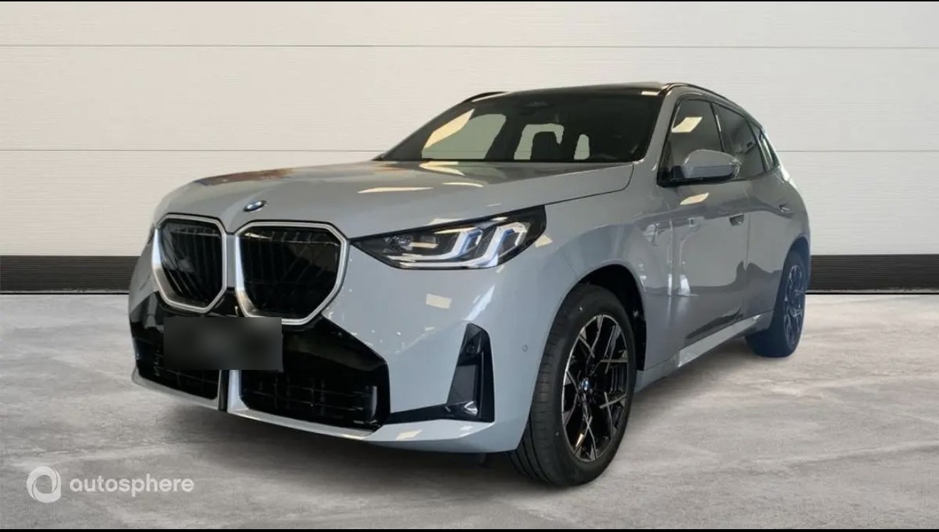 BMW X3 gris clair, vue de trois quarts avant