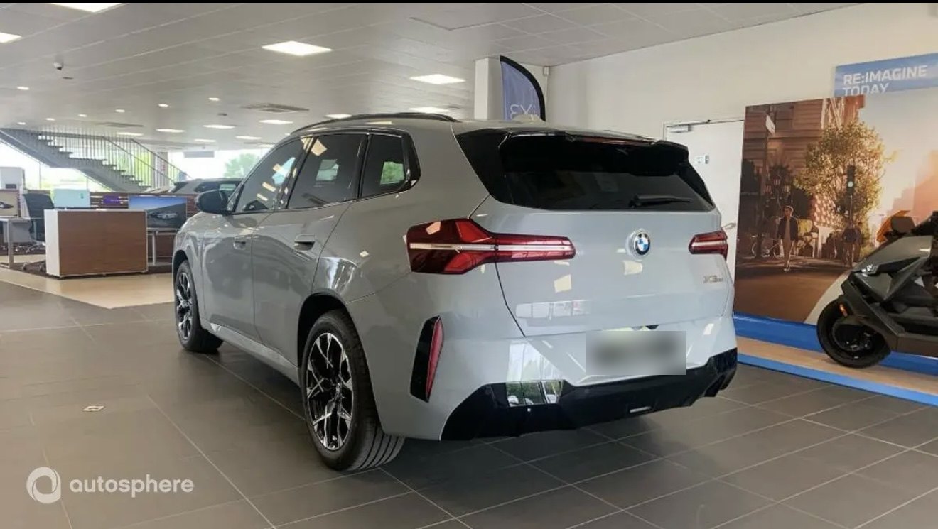 BMW X3 gris clair, vue de trois quarts arrière