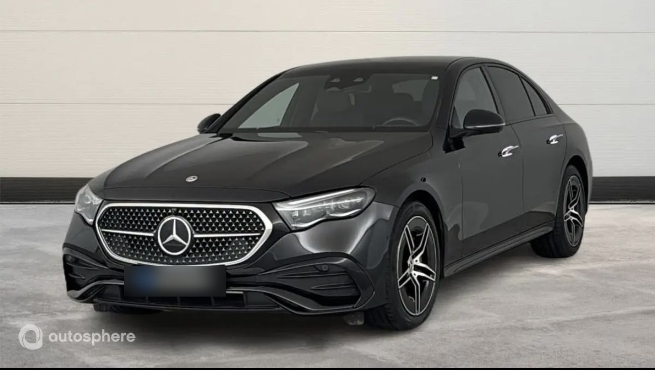 Mercedes Classe E noire, vue de trois quarts avant