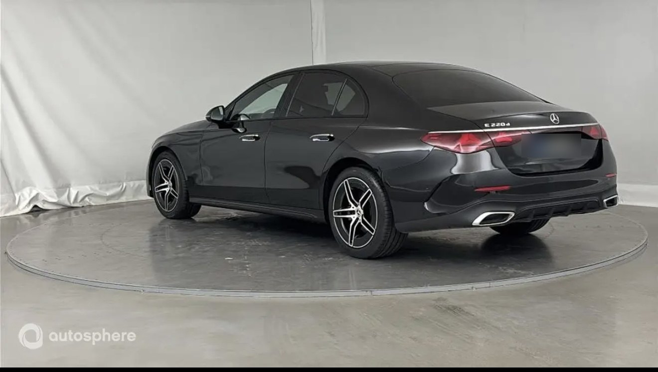 Mercedes Classe E noire, vue de trois quarts arrière