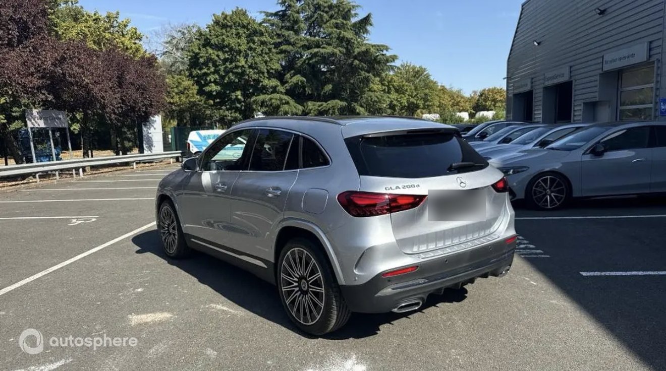 Mercedes GLA grise, vue de trois quarts arrière