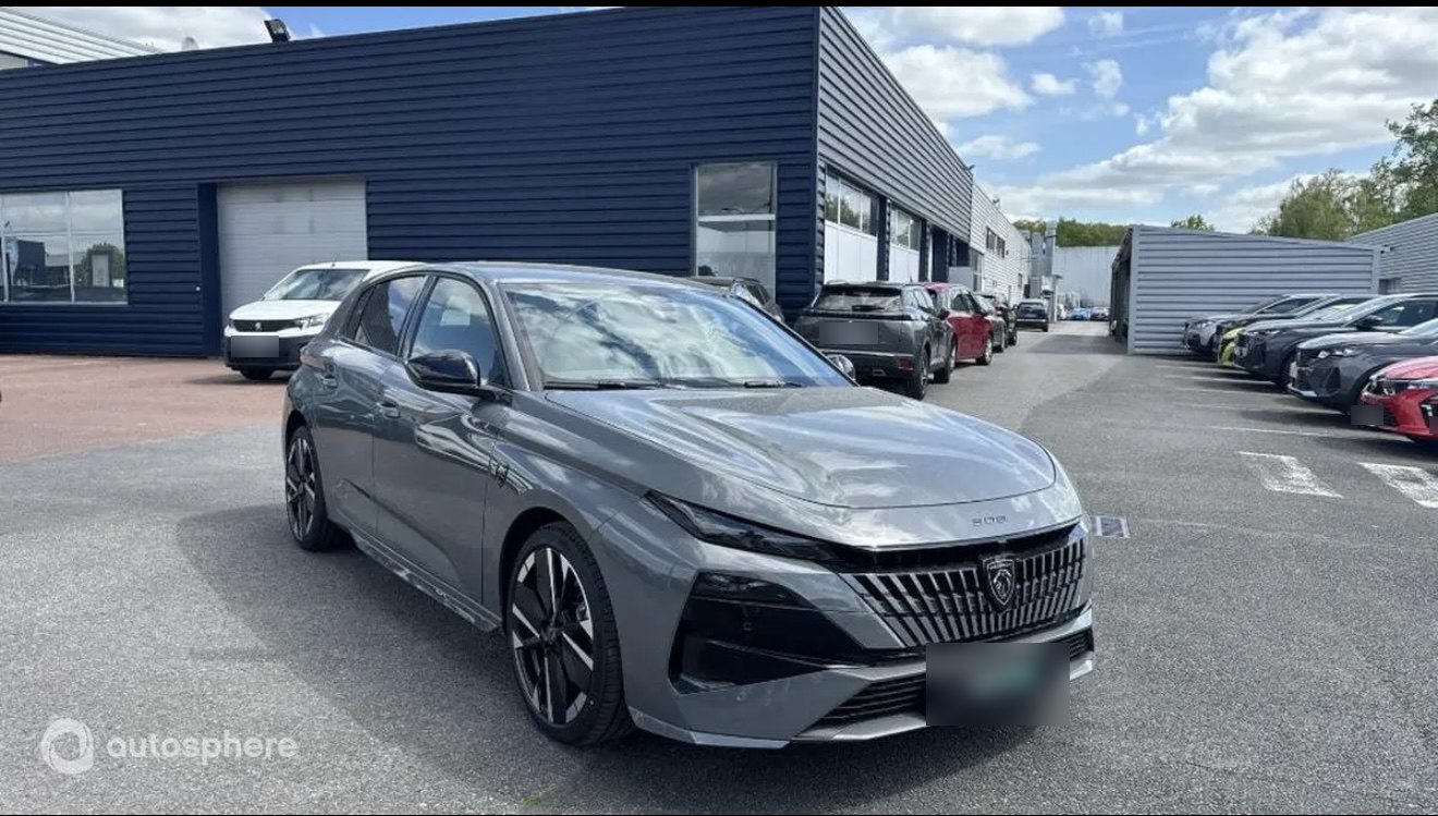 Peugeot 308 GT grise, vue de trois quarts avant