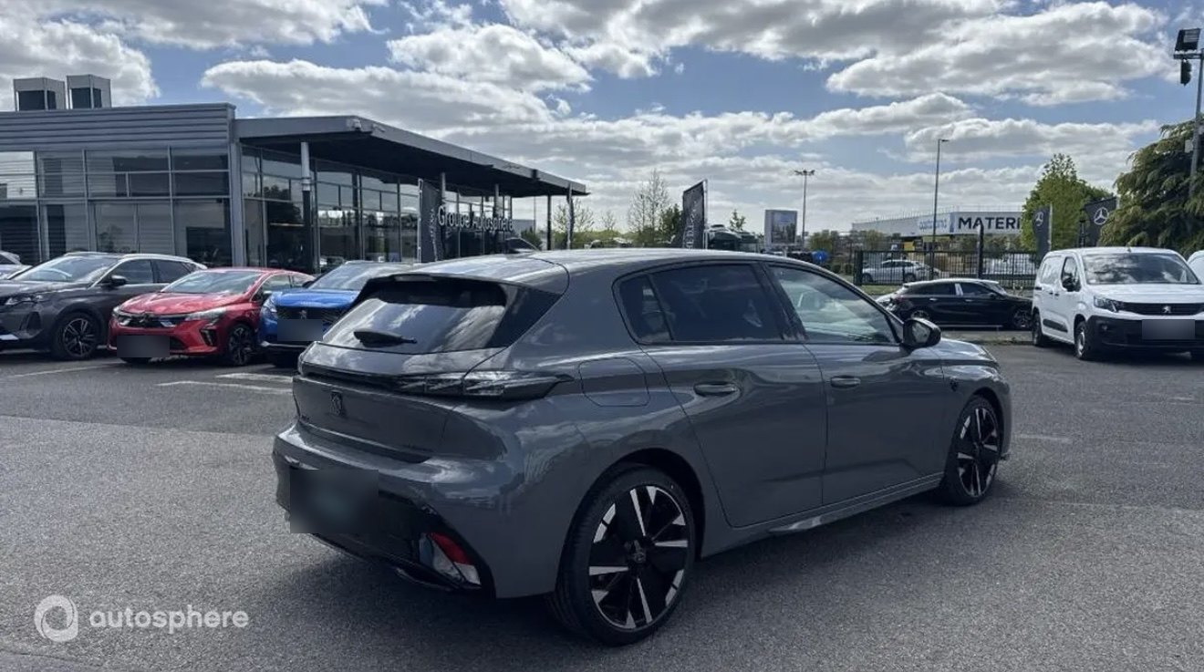 Peugeot 308 GT grise, vue de trois quarts arrière